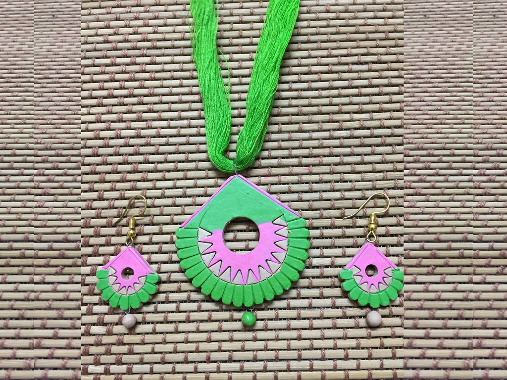 Green Pink Scalloped Terracotta Neckpiece with Ear Drops